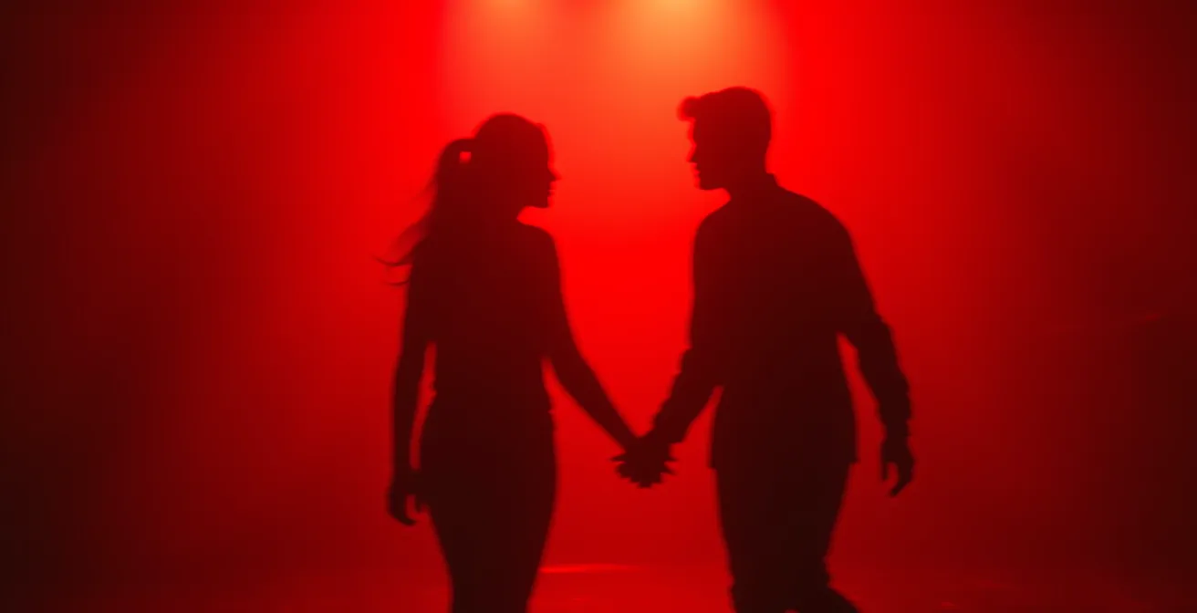 Silhouettes de deux personnes dans une ambiance lumineuse rouge avec effet de mouvement synchronisé