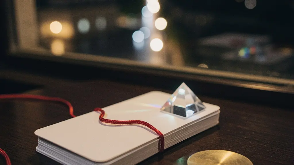 Nature morte métaphorique avec des cartes vierges et des reflets lumineux évoquant la nouveauté et la récompense, sans écran ni texte, dans une ambiance nocturne urbaine française.